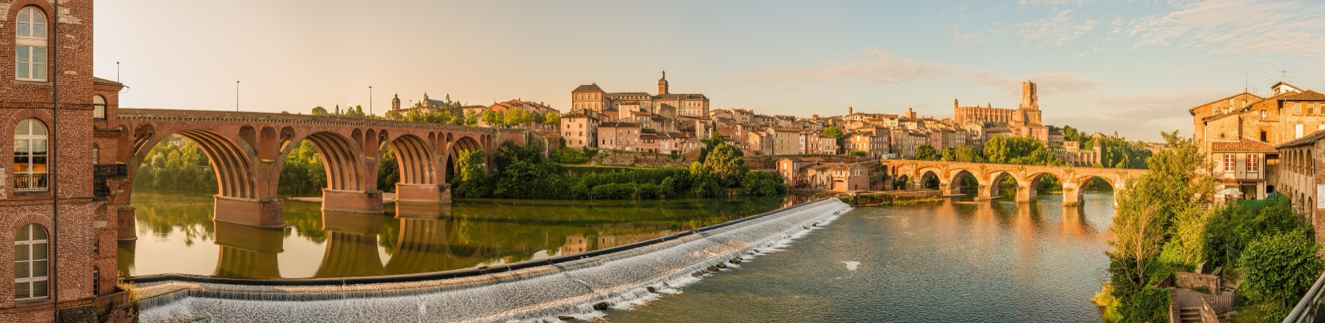 Albi au petit matin, la cathédrale Sainte-Cécile et le Pont-Vieux sur le Tarn